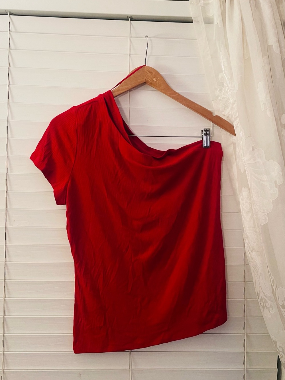 Rock & Republic Red One-Shoulder Short Sleeve Top